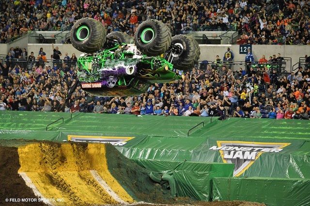Специальные суперпрочные шины BKT Monster Jam Tire, благодаря которым бигфуты совершают всевозможные прыжки, сальто, перевороты и прочие удивительные трюки. 